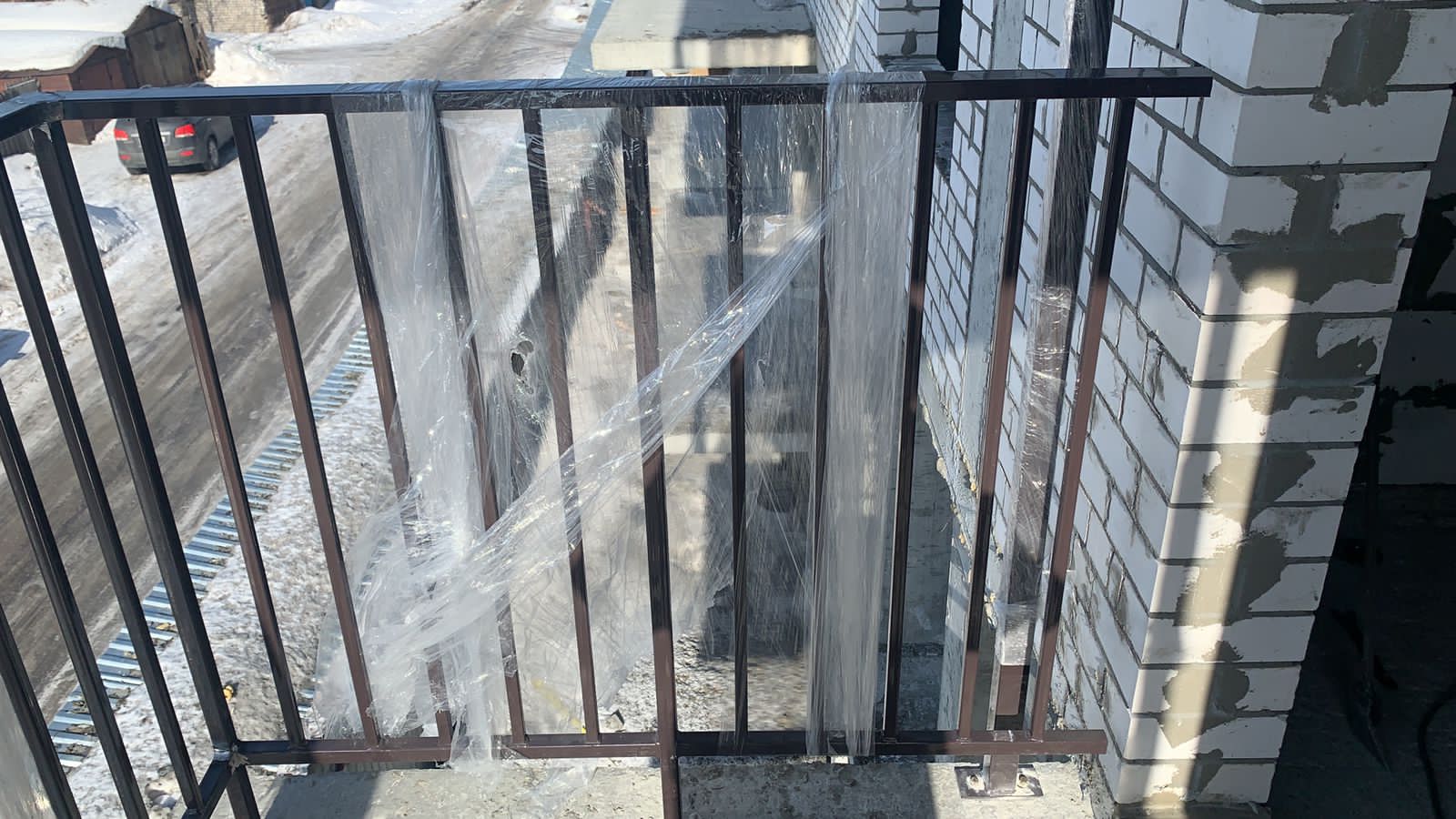Изготовление и монтаж ограждений балконов с полимерным покрытием.